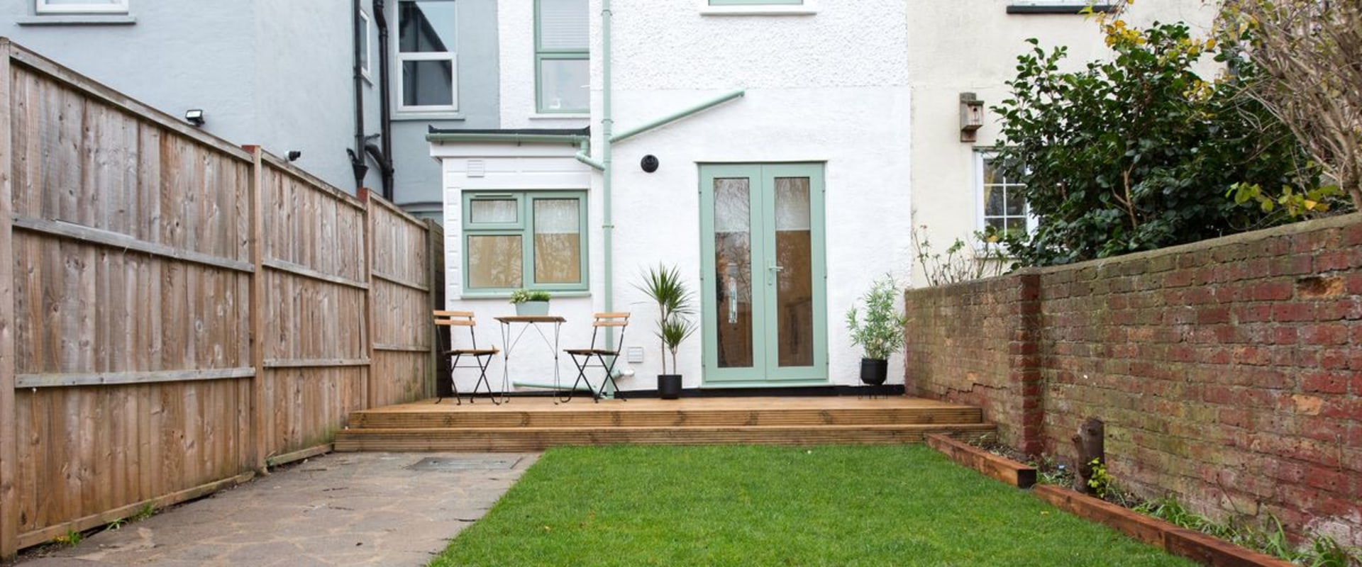Fences vs Walls: Choosing the Right Option for Your Property